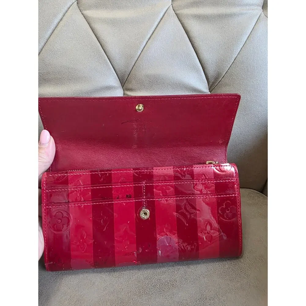 Louis Vuitton Vernis Rayures Sarah Wallet in Red Striped Patent Leather - Picture 8 of 15